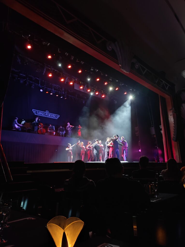 dançarinos do tango porteño em show